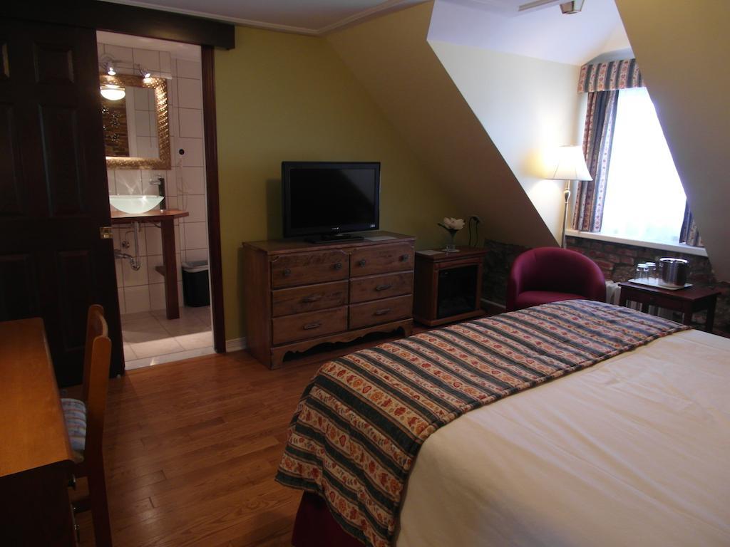 Hotel Manoir De L'Esplanade Quebec City Room photo